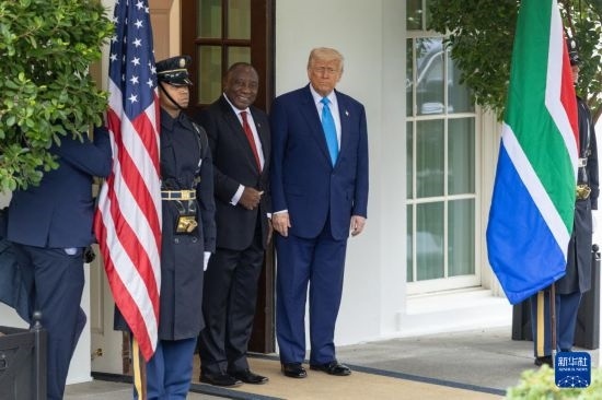 5月21日，美國總統(tǒng)特朗普（右二）在華盛頓白宮迎接到訪的南非總統(tǒng)拉馬福薩（右三）。新華社記者 胡友松 攝