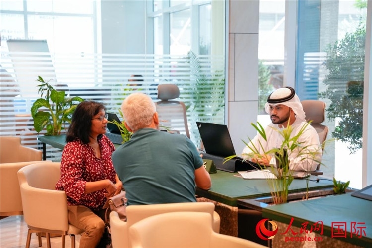 在阿治曼自由區(qū)一站式服務中心內(nèi)，工作人員為客商辦理業(yè)務。人民網(wǎng) 塔里克·易卜拉欣攝