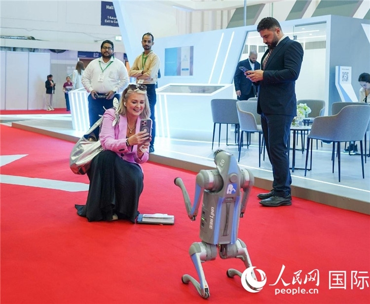 與會嘉賓被中企機(jī)器人吸引。人民網(wǎng) 塔里克·易卜拉欣攝