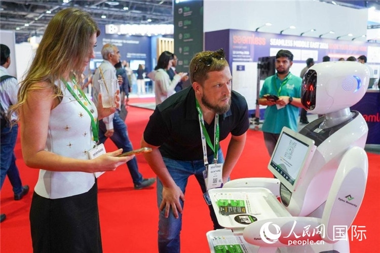 會上展示的電子支付機(jī)器人。人民網(wǎng) 塔里克·易卜拉欣攝