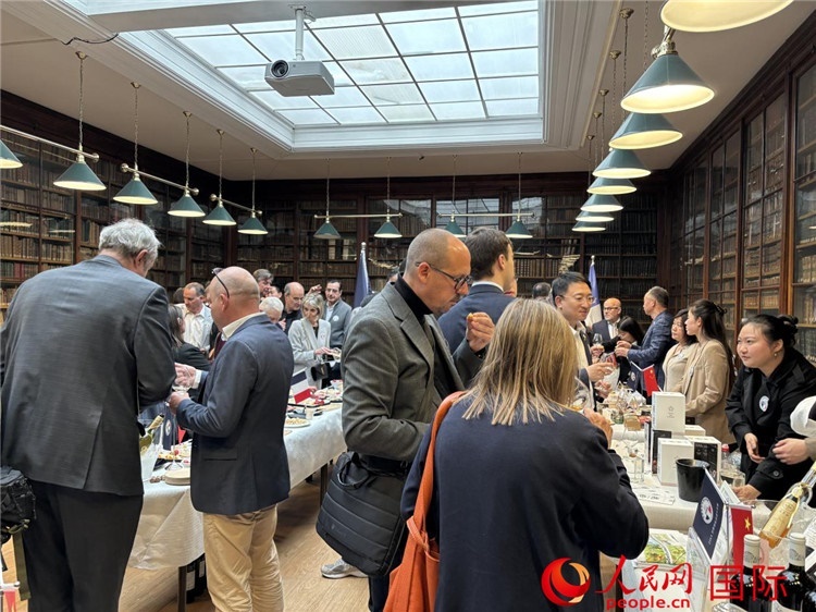 FIWA大獎(jiǎng)賽獲獎(jiǎng)酒及農(nóng)產(chǎn)品2025專業(yè)展暨中國(guó)云南—法國(guó)巴黎特色商品推介會(huì)現(xiàn)場(chǎng)。人民網(wǎng)記者 于超凡攝