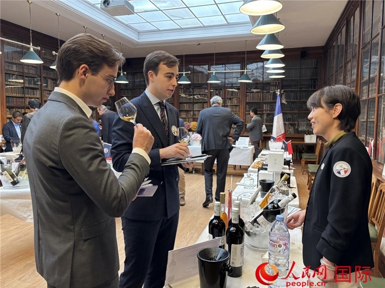 法國(guó)嘉賓與參展云南企業(yè)代表交流。人民網(wǎng)記者 于超凡攝