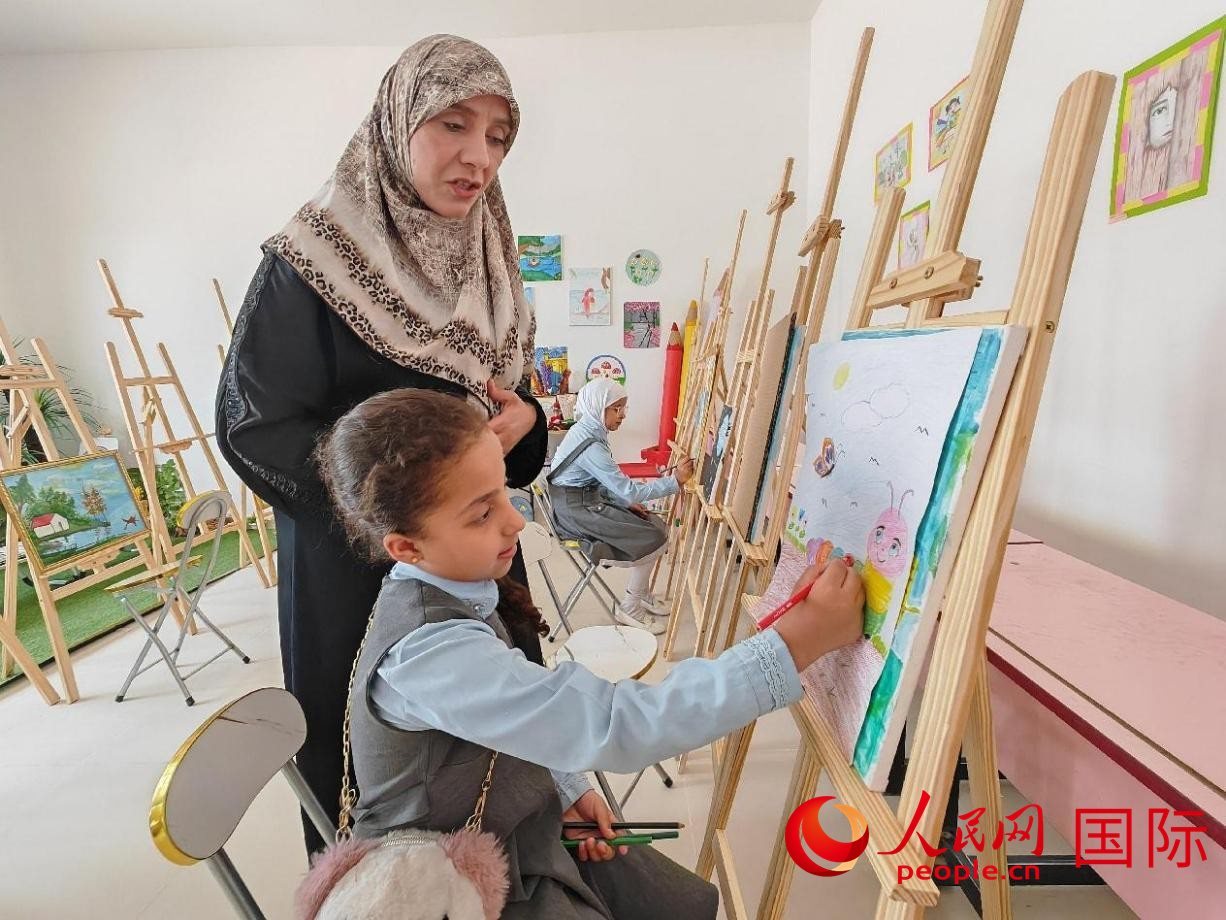 阿爾穆塔?阿里卡特國際學校的學生在美術(shù)室上課。人民網(wǎng)記者 管克江攝