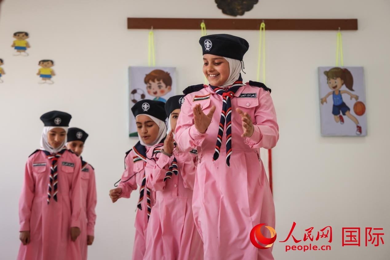 阿爾穆塔?阿里卡特國際學校的學生在展示課間活動。人民網(wǎng)記者 薛丹攝