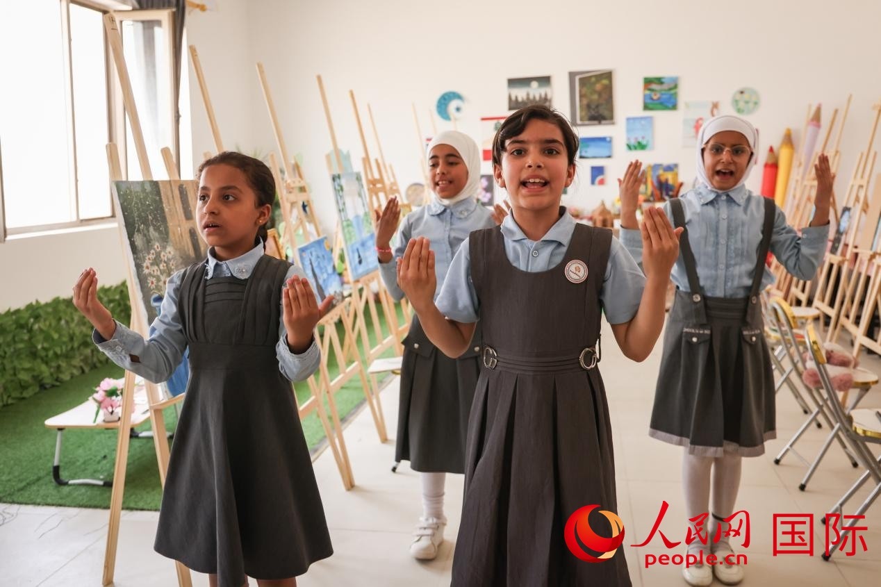 阿爾穆塔?阿里卡特國際學校的學生表演舞蹈。人民網(wǎng)記者 薛丹攝