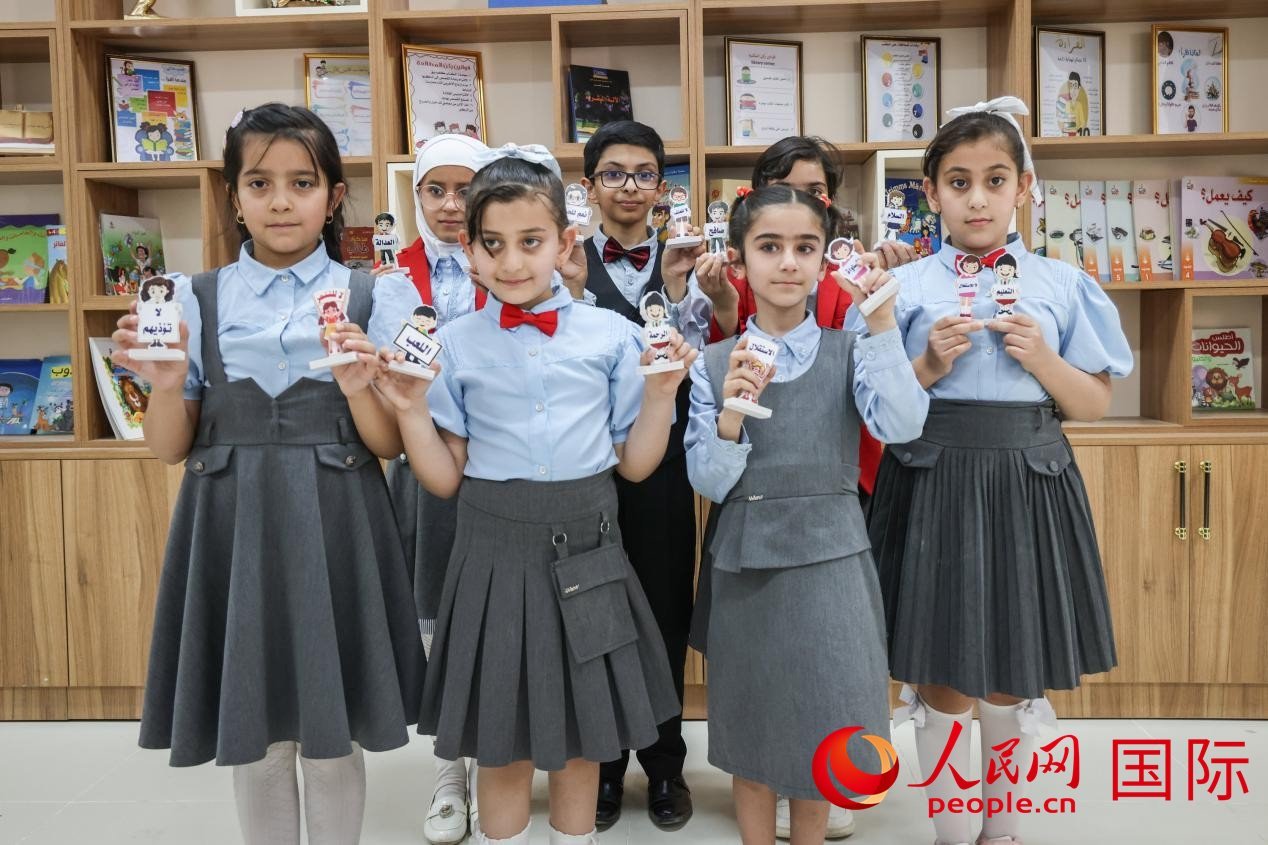 阿爾穆塔?阿里卡特國際學校的學生在圖書室上課。人民網(wǎng)記者 薛丹攝