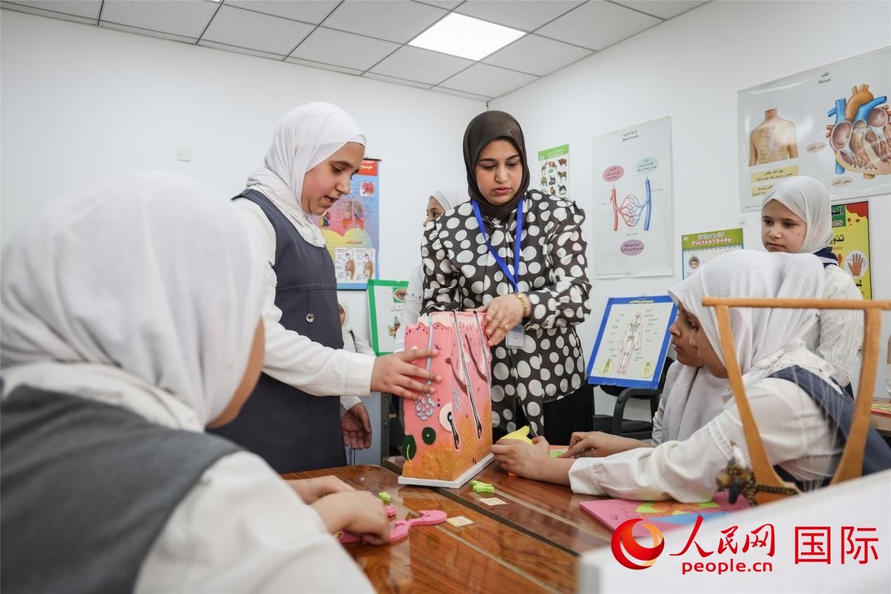 圖為阿爾·圖拉女子學(xué)校學(xué)生在上生物課。人民網(wǎng)記者 薛丹攝