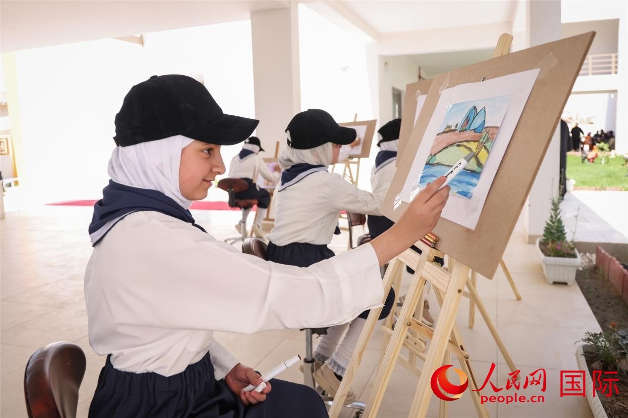 圖為阿爾·圖拉女子學(xué)校學(xué)生在上美術(shù)課。人民網(wǎng)記者 薛丹攝