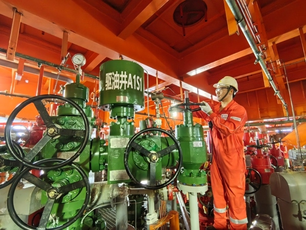 生產(chǎn)人員正在打開(kāi)二氧化碳驅(qū)油井采油樹(shù)閥門。受訪者供圖