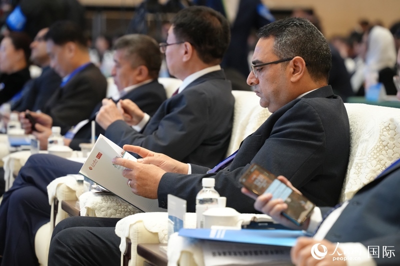 與會嘉賓翻看報告。人民網(wǎng)記者章凱風(fēng)攝
