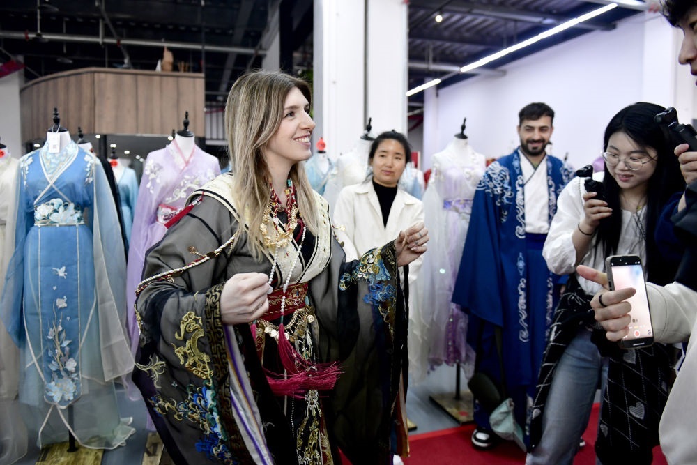 2025年4月8日，參加曹縣漢服文化節(jié)的意大利嘉賓卡米拉在試穿漢服。新華社記者郭緒雷 攝