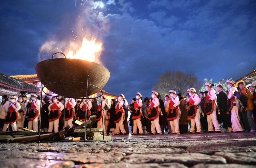 2025年1月11日，游客和居民在麗江古城打跳游玩。（趙慶祖攝）