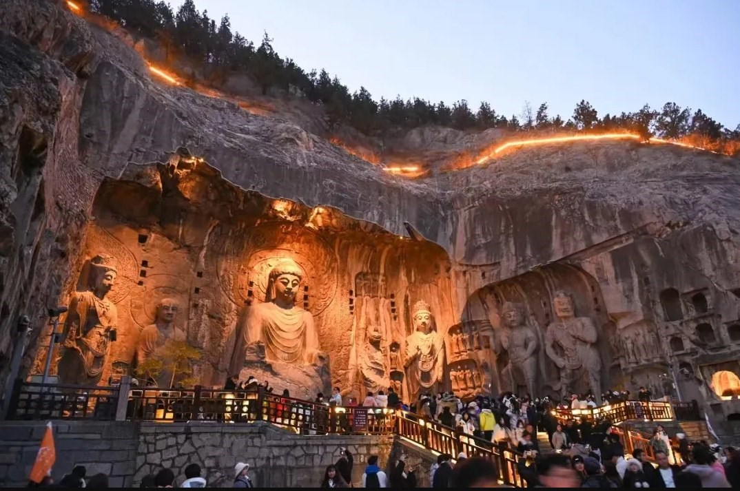 游客在龍門(mén)石窟參觀游覽。