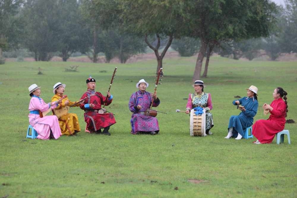 2024年7月16日，《格薩（斯）爾》史詩說唱傳承人在內(nèi)蒙古赤峰市巴林右旗戶外表演。（胡斯楞攝）