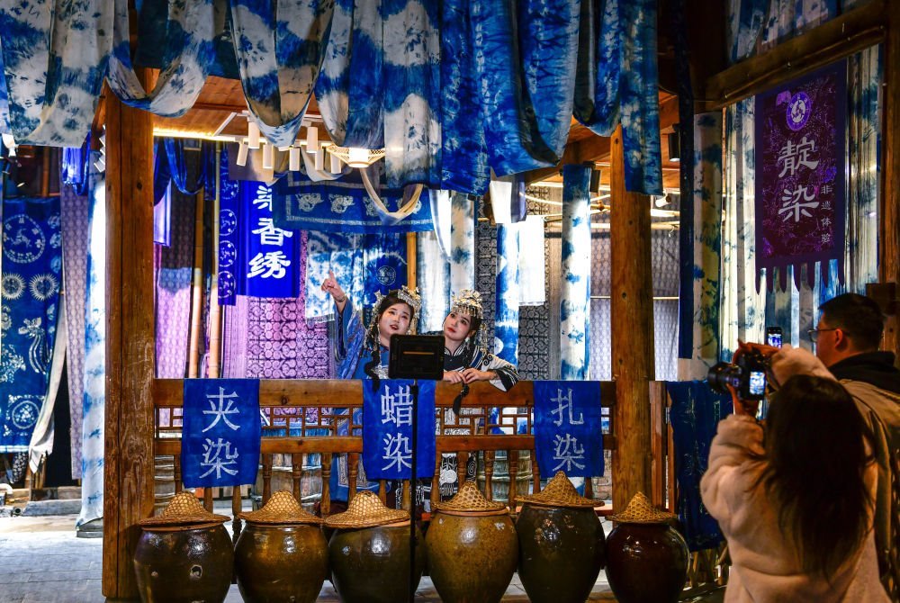 2025年3月17日，游客在貴州省黎平縣肇興侗寨里留影。新華社記者楊文斌 攝