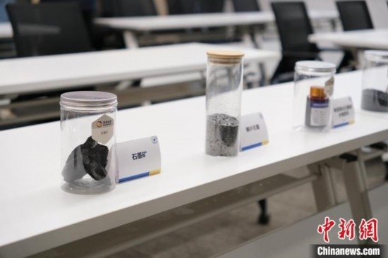 5月20日，浙大高分子科學(xué)與工程學(xué)系內(nèi)擺放著石墨礦等。 曹丹 攝