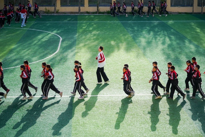 2025年4月24日，在新疆克州阿圖什市哈拉峻鄉(xiāng)謝依特小學(xué)，支教教師帶領(lǐng)學(xué)生晨跑。新華社記者 徐宏巖 攝