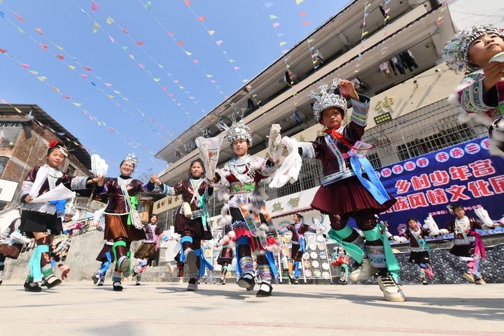 2025年3月25日，廣西柳州市融水苗族自治縣桿洞鄉(xiāng)中心小學(xué)學(xué)生在跳蘆笙踩堂舞。新華社記者 黃孝邦 攝