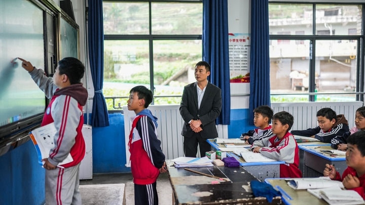 2024年11月21日，在地處烏蒙山區(qū)的貴州省六盤水市水城區(qū)亮巖小學(xué)，學(xué)生在供暖的教室內(nèi)學(xué)習(xí)。新華社記者 陶亮 攝