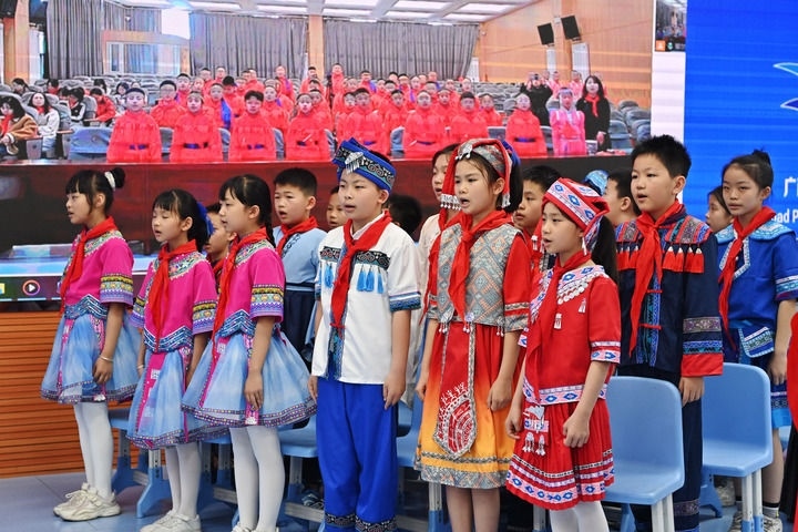 2025年3月28日，在“壯蒙一家親 共筑中國夢”手拉手主題云隊會上，廣西南寧市濱湖路小學(xué)四（1）中隊隊員通過網(wǎng)絡(luò)和內(nèi)蒙古鄂爾多斯東勝區(qū)第十二小學(xué)四（9）中隊隊員一起唱《中國少年先鋒隊隊歌》。新華社記者 周華 攝