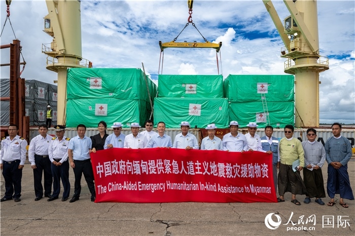 5月25日，中國駐緬甸大使館參贊歐陽道冰、仰光省首席部長梭登及緬有關(guān)部門官員出席援緬第十五批緊急人道主義地震救災(zāi)物資交接儀式。人民網(wǎng)記者謝佳君攝