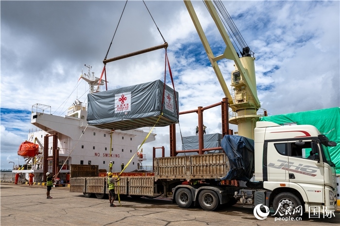 5月25日，當(dāng)?shù)毓と嗽诟劭趶呢涊喩闲遁d援緬第十五批緊急人道主義地震救災(zāi)物資。人民網(wǎng)記者謝佳君攝