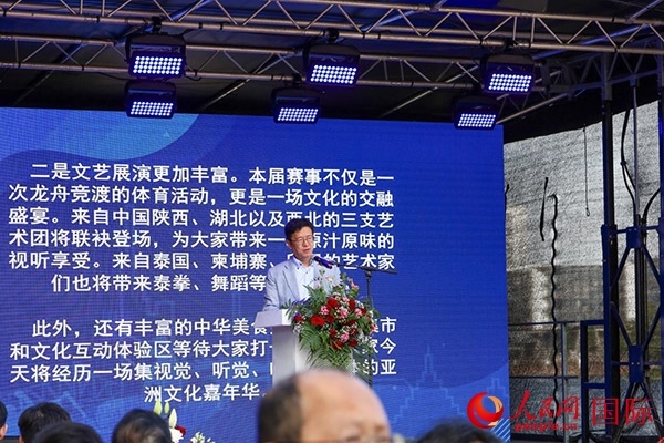 中國駐法蘭克?？傤I(lǐng)事黃昳揚(yáng)在致辭中對(duì)龍舟賽表示熱烈祝賀。人民網(wǎng) 依琳攝