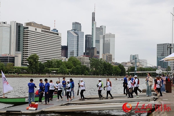 來自美國的快樂龍舟隊(duì)選手們正在登船準(zhǔn)備參賽。人民網(wǎng)記者 劉仲華攝