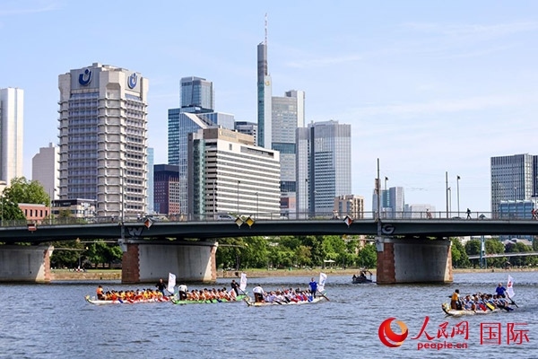 龍舟賽隊(duì)伍奮力揮槳、破浪前行。人民網(wǎng) 依琳攝