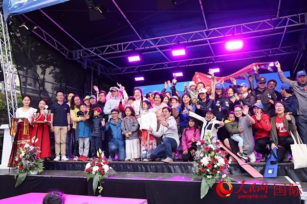 獲獎(jiǎng)選手們上臺(tái)領(lǐng)獎(jiǎng)并合影留念。人民網(wǎng)記者 劉仲華攝