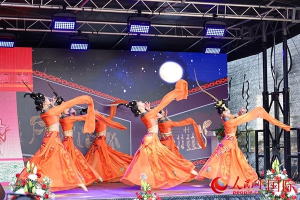 美因河畔的舞臺(tái)上中國傳統(tǒng)舞蹈精彩上演。人民網(wǎng) 依琳攝