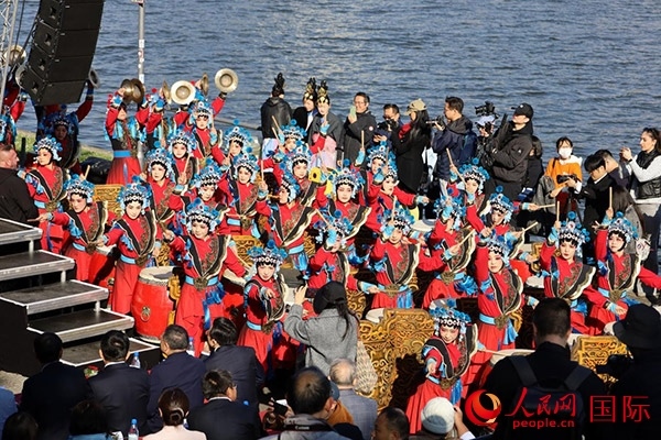 龍舟賽開幕式上，《楊家將戰(zhàn)鼓》演奏引爆全場(chǎng)。人民網(wǎng) 依琳攝