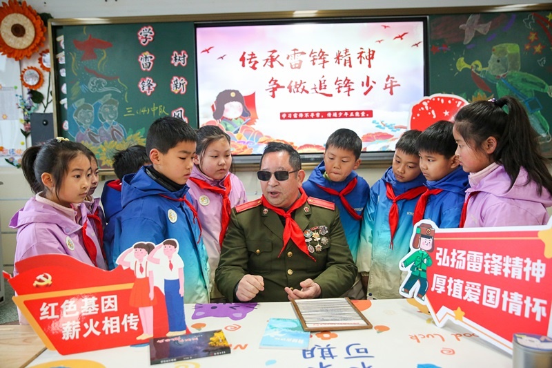 2025年3月3日，江蘇南通如皋市安定小學(xué)里，傷殘軍人許波銀在思政小課堂上向?qū)W生講述雷鋒故事。