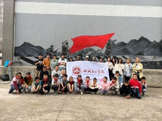 “行動(dòng)中的課堂：探尋茶馬古道紅色印記”工作坊與當(dāng)?shù)匦W(xué)生共同創(chuàng)作主題壁畫。