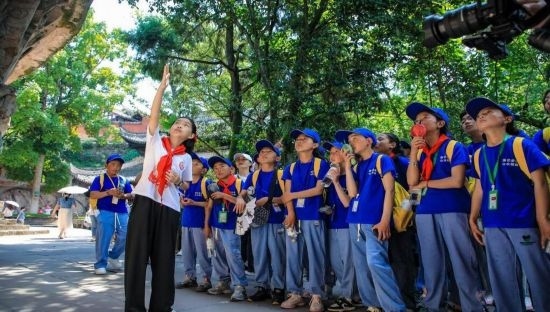 石刻小導(dǎo)游稅明潔為西藏小朋友志愿解說(shuō)。