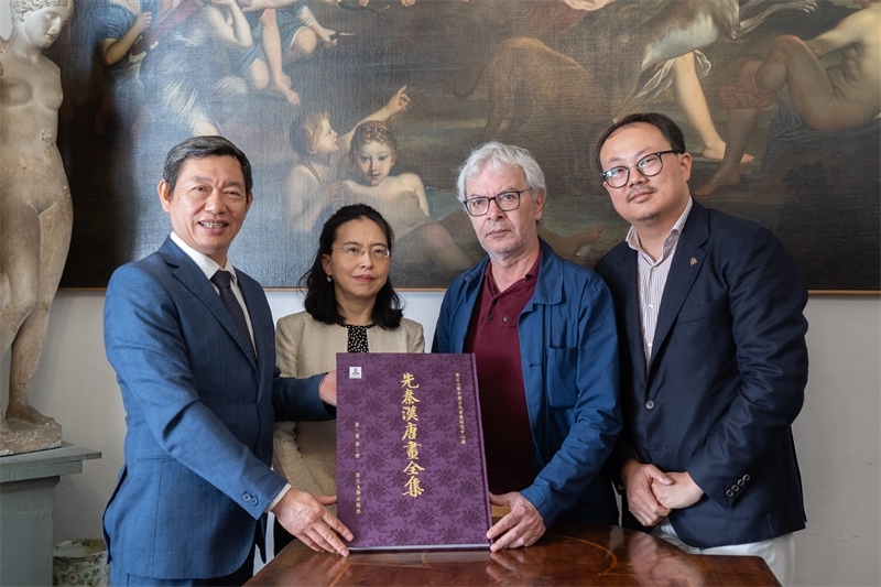 圖片說明：捐贈儀式現(xiàn)場。 張錫琪攝