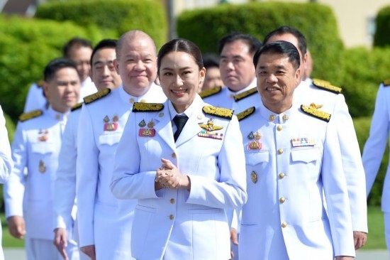2024年9月7日，泰國總理佩通坦·欽那瓦（前中）及新一屆內(nèi)閣成員在位于首都曼谷的總理府與媒體見面。新華社發(fā)（拉亨攝）
