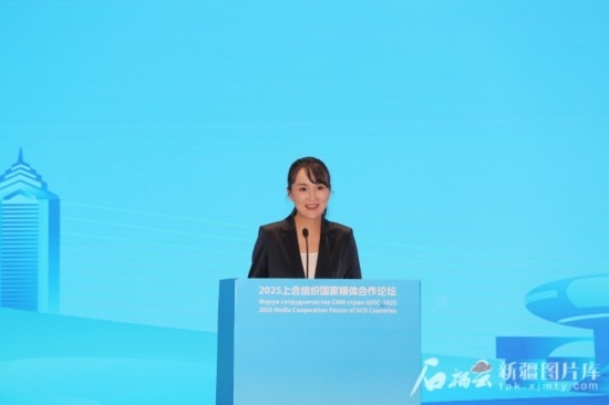 5月23日，在2025上合組織國家媒體合作論壇青年文化交流營(yíng)活動(dòng)中，人民日?qǐng)?bào)社記者阿爾達(dá)克·塔巴拉克發(fā)言。石榴云/新疆日?qǐng)?bào)記者 李雄心攝