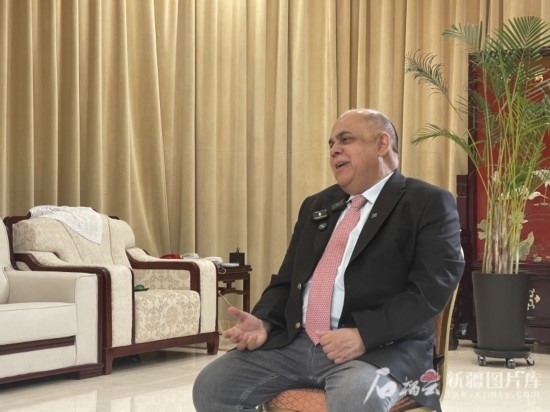上合組織副秘書長(zhǎng)索海爾·汗在專訪中。石榴云/新疆日?qǐng)?bào)記者 劉翔攝