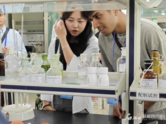 5月26日，2025上合組織國家媒體合作論壇嘉賓參觀新奇康藥業(yè)股份有限公司實(shí)驗(yàn)室。石榴云/新疆日?qǐng)?bào)記者 宋海波攝