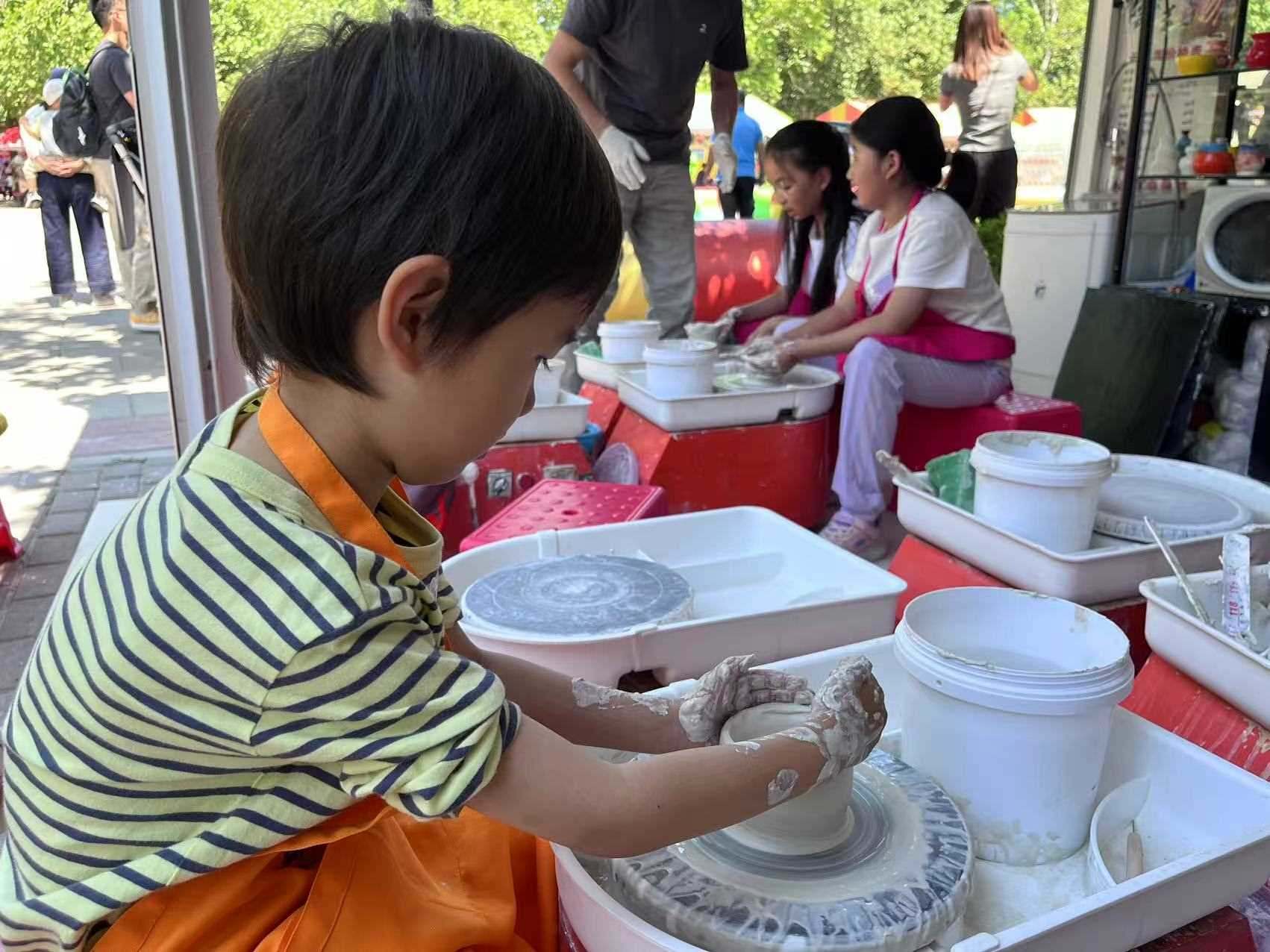 “小”游客在體驗陶藝制作。人民網(wǎng)記者 李楠樺攝