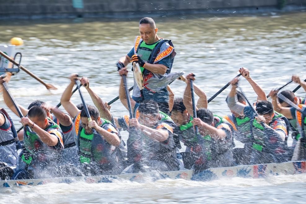 2025年5月27日，浙江寧波云龍鎮(zhèn)，首屆“我們的節(jié)日?端午看云龍”農(nóng)民龍舟邀請賽舉行。（圖片來源：視覺中國）