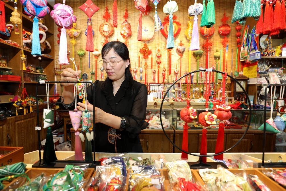 2025年5月25日，安徽省淮北市，非遺香包上貨架。（圖片來源：視覺中國）