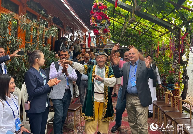 5月24日，外國媒體人在伊寧市喀贊其民俗旅游區(qū)參觀體驗。 人民網(wǎng)記者 翟轉(zhuǎn)麗攝