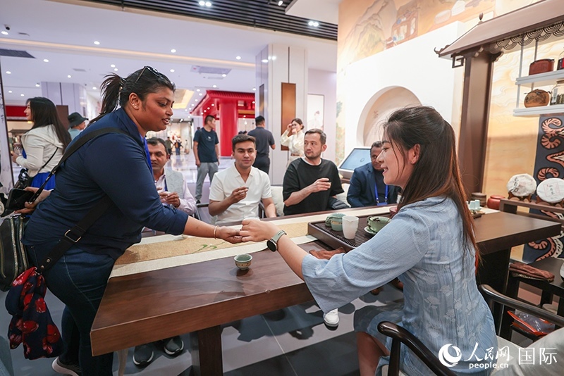 5月25日，外國媒體人在霍爾果斯國際邊境合作中心中國文化館參觀。人民網(wǎng)記者 張武軍攝