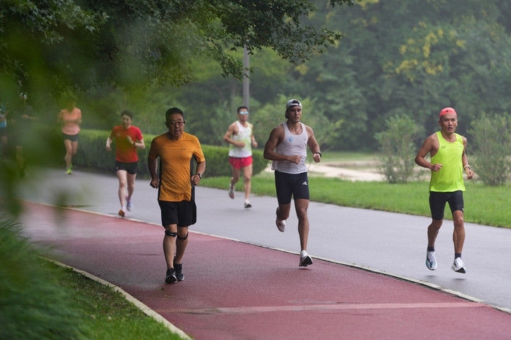 2024年7月14日，市民在北京中軸線延長(zhǎng)線上的奧林匹克森林公園運(yùn)動(dòng)鍛煉。