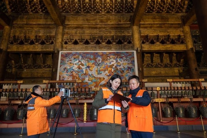 北京市測(cè)繪設(shè)計(jì)研究院團(tuán)隊(duì)在太廟測(cè)繪（2023年2月19日攝）。2020年9月起，北京市測(cè)繪設(shè)計(jì)研究院的技術(shù)團(tuán)隊(duì)開(kāi)展了北京中軸線遺產(chǎn)點(diǎn)實(shí)地測(cè)繪，從文物保護(hù)、環(huán)境整治、文物騰退等方面為北京中軸線申遺提供空間數(shù)據(jù)底板。