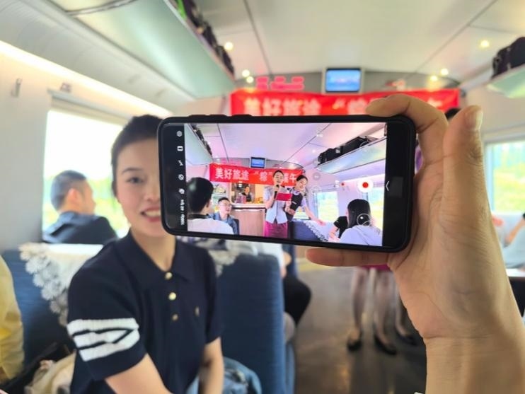 在活動(dòng)中，旅客紛紛舉起手機(jī)拍攝。顏笑攝