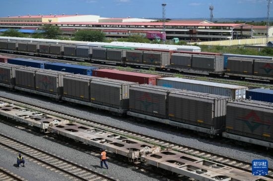 5月31日，在蒙內(nèi)鐵路內(nèi)羅畢站到發(fā)場(chǎng)，鐵路工人在鐵道旁巡檢。新華社記者 楊光 攝