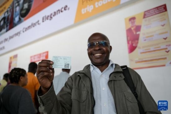 5月31日，在蒙內(nèi)鐵路內(nèi)羅畢站，一名前往蒙巴薩的乘客展示車票。新華社記者 楊光 攝